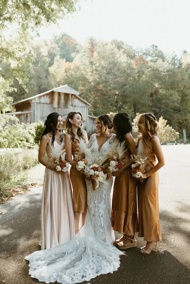 The wedding party at the barn doors